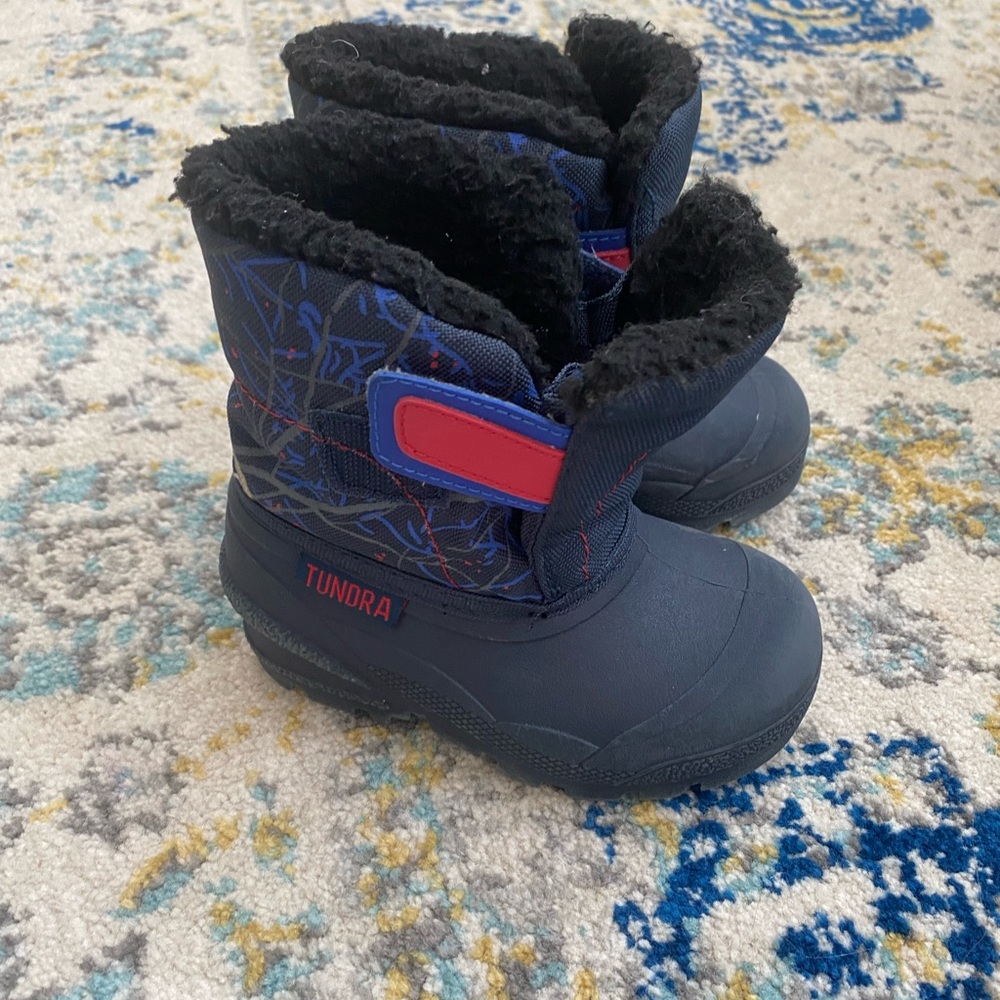 Gently used toddler snow boots Sz 7